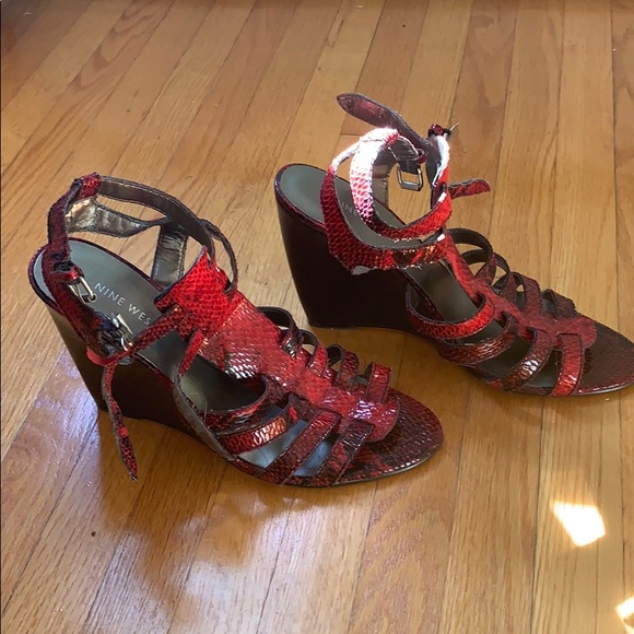 Nine West wedge red snake skin - Picture 2 of 4